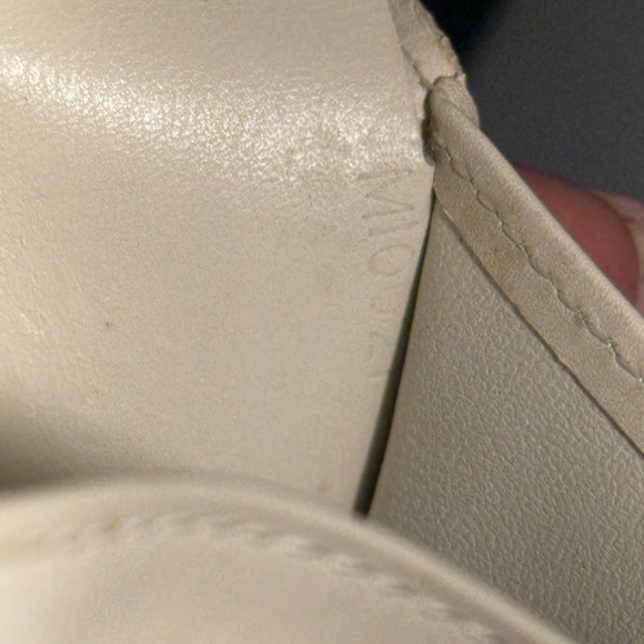 🌞🎉EUC Louis Vuitton Kiss Lock Wallet Coin purse Vernis Authentic-code MI0027. - Picture 9 of 12